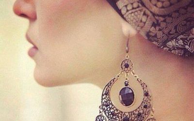 La mujer judía puede usar aretes?